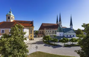 Chapel of Grace and Stiftspfarrkirche Sankt Philippus und Jakobus am Kapellplatz
