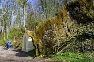 Chapel and growing rock, Steinerne Rinne in Usterling