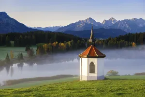 Chapel, Hegratsrieder See, behind Tannheimer Berge