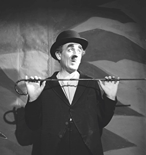 Charlie Chaplin lookalike. Swedish actor Ake Soederblom as the famous silent movie actor Charlie Chaplin, posing in his typical hat and cane. Photo Kristoffersson ref X149-3 Sweden 1946