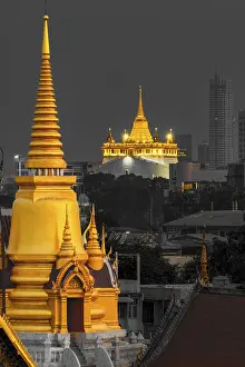 The Chedi of Wat Tri Thotsathep Worawihan