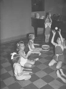Children in the 1930s. A group of small girls at a dancing school playing together. Photo Kristoffersson Ref 13-2. Sweden 1939