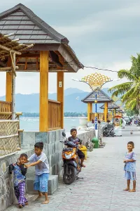 Children playing on the promenade in Bangsal