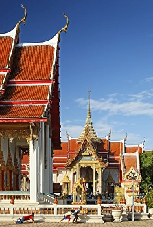 Children playing in front of Wat Chalong temple