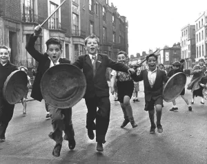 Children with shield and stick play knights