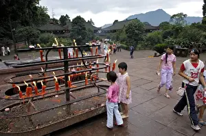 Children give votive candles, Wannian monastery