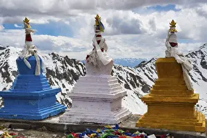 Choerten group on the Khardong Pass