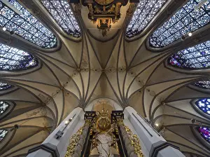 Choir aisle, view into the vault