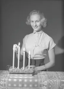 Christmas in the 1950s. Margit Sjoedin is lighting the candles at christmas