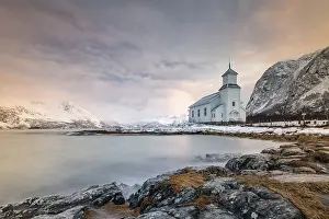Church of Gimsoy in front of snowy mountains