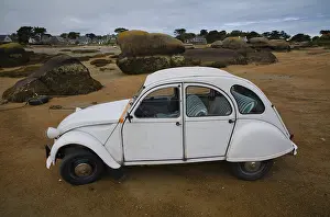 Citroen 2CV Ente, on the beach of Ile Renote