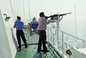 Category Historic EN Prints: Civilian, tries his hand on locked machine gun