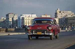 Classic U.S. road cruiser driving along the Malecon