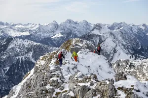 Climbers on the summit ridge, hiking to the Ammergauer Hochplatte in the Ammergau Alps in winter