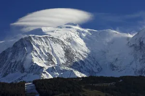 A cloud crown hovering above the snow-covered Mont Blanc massif