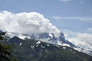 Clouds on the green aiguille