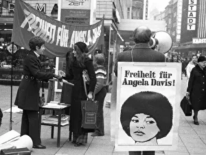 Collection of signatures and protest for the release of US-saenger Angela Davis on 22