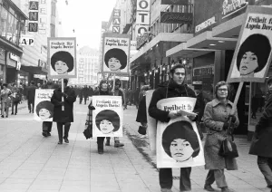 Collection of signatures and protest for the release of US-saenger Angela Davis on 22