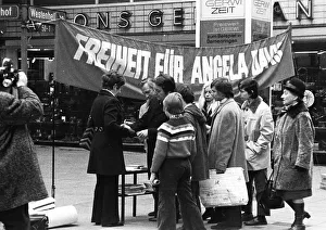 Collection of signatures and protest for the release of US-saenger Angela Davis on 22