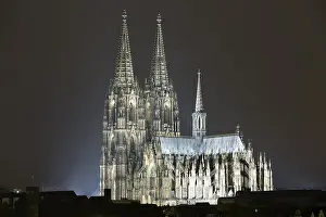 The Cologne Cathedral illuminated at night