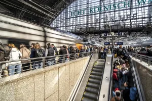 Cologne Central Station, escalators to and from the platform