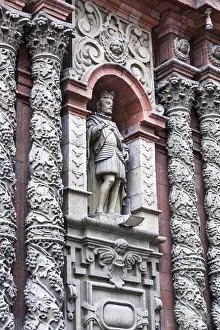 Colonial building with sculptures and columns