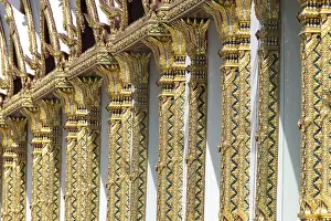 Columns with mosaic decorations (Lai Kranok)