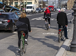 Combined bus and cycle lane, Unter den Linden Palace Bridge