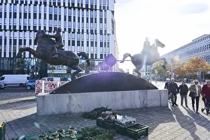 Commemoration of scientific experiments with the statue of the Magdeburg hemispheres in Magdeburg