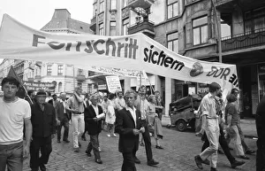 The communist-oriented SDAJ (Socialist Workers Youth of Germany) turned against the US war in 1968 in Hamburg