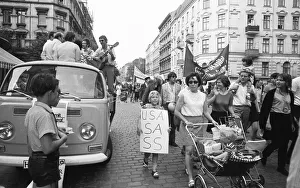 The communist-oriented SDAJ (Socialist Workers Youth of Germany) turned against the US war in 1968 in Hamburg