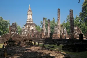 The compound of Wat Chedi Chet Thaew contains a number of subordinate chedis built in a variety of styles including
