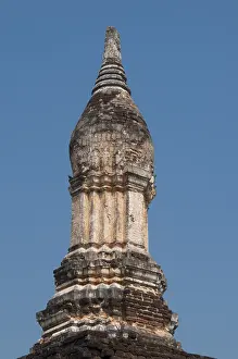 The compound of Wat Chedi Chet Thaew contains a number of subordinate chedis built in a variety of styles including