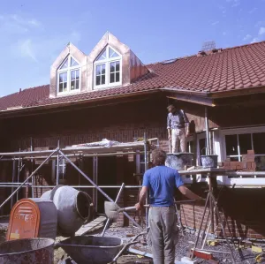 Craftsmen, here on 11.8.1992 in Iserlohn covering the roof and other finishing stages of the shell