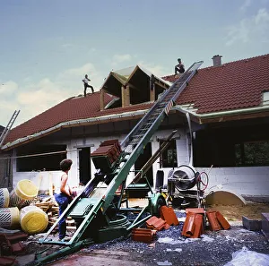 Craftsmen, here on 11.8.1992 in Iserlohn covering the roof and other finishing stages of the shell
