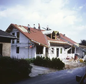Craftsmen, here on 11.8.1992 in Iserlohn covering the roof and other finishing stages of the shell