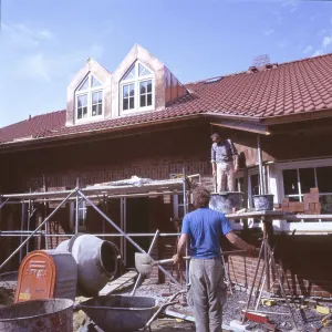 Craftsmen, here on 11.8.1992 in Iserlohn covering the roof and other finishing stages of the shell