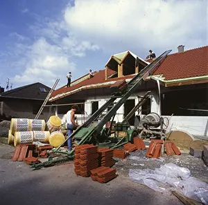 Craftsmen, here on 11.8.1992 in Iserlohn covering the roof and other finishing stages of the shell