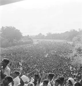 The crowd is eager to get a glimpse of the Mahatma at Chennai, Tamil Nadu, India, Asia, 1946, Asia