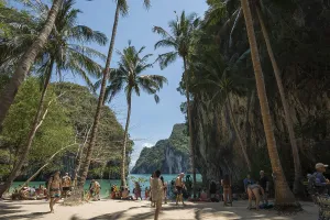 Crowd, Koh Lao Lading, Koh Hong