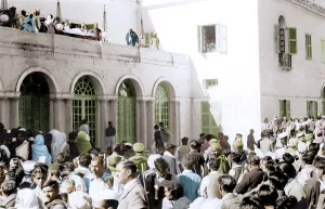 Crowd to see Mahatma Gandhi dead body at Birla House, New Delhi, India, Asia, January 31, 1948, Asia