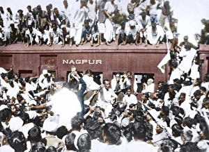 Crowd on platform to see Mahatma Gandhi train way to Noakhali, India, Asia, November 1946, Asia