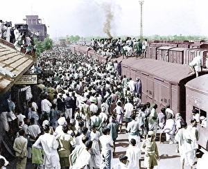 Crowd on platform to see Mahatma Gandhi way to Noakhali, India, Asia, November 1946, Asia