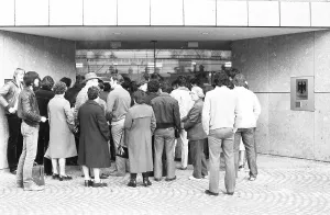 Crowd of unemployed at the Labour Office in 1982 on a morning