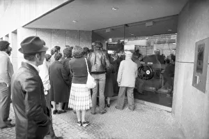 Crowd of unemployed at the Labour Office in 1982 on a morning