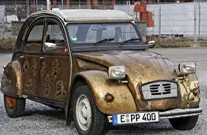 Cult car Citroen 2CV Duck, gold painted body