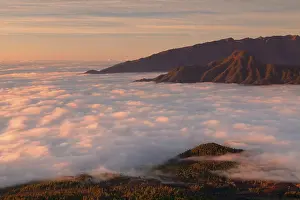 Cumbre Vieja at sunset, summits between clouds