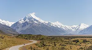 Curvy road with view to Mount Cook