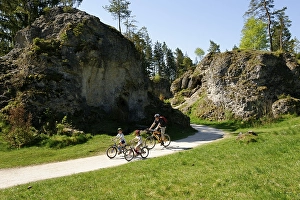 Cyclists between the rocks in the Wental valley near Steinheim am Albuch