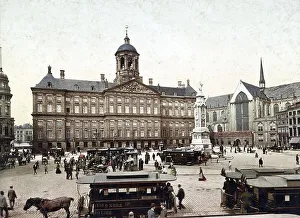 Dam Square with the Royal Palace (left) and the Nieuwe Kerk (right)